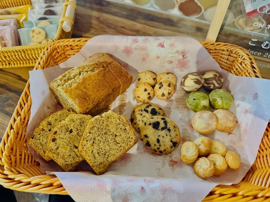 バスケットに盛り付けられた様々な焼き菓子