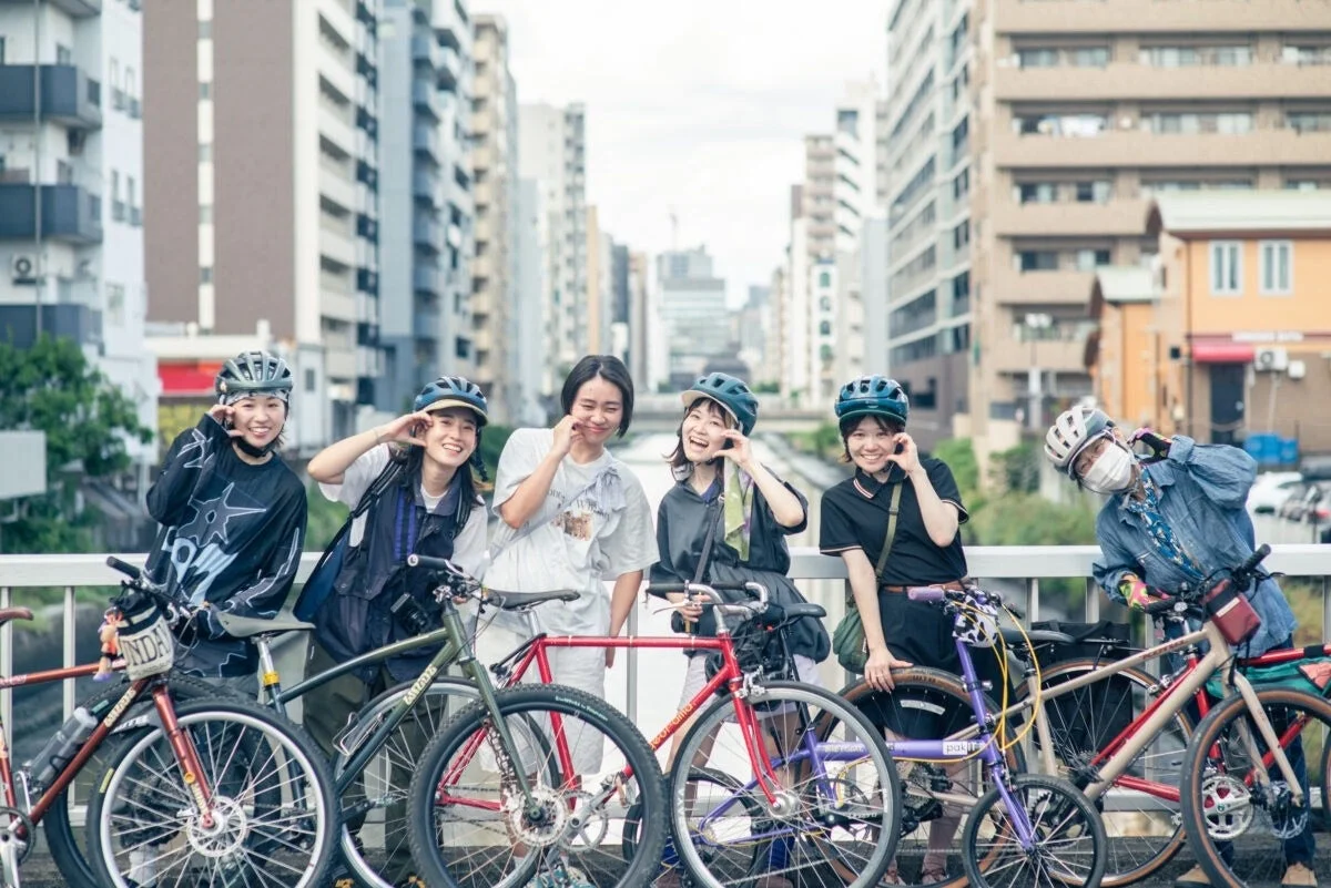 橋の上でポーズをとるサイクリストたち