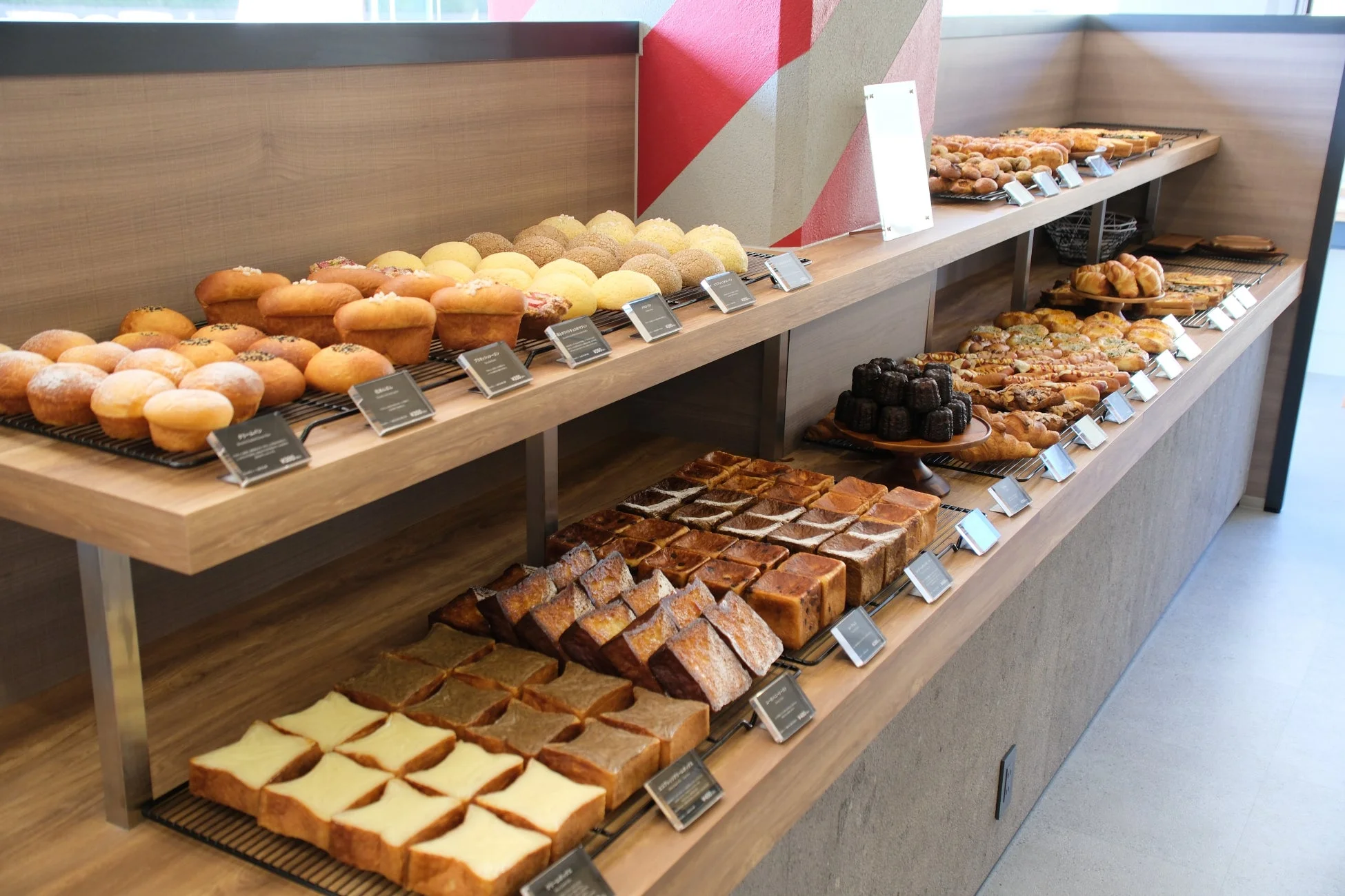 店内に並ぶ焼きたてパン