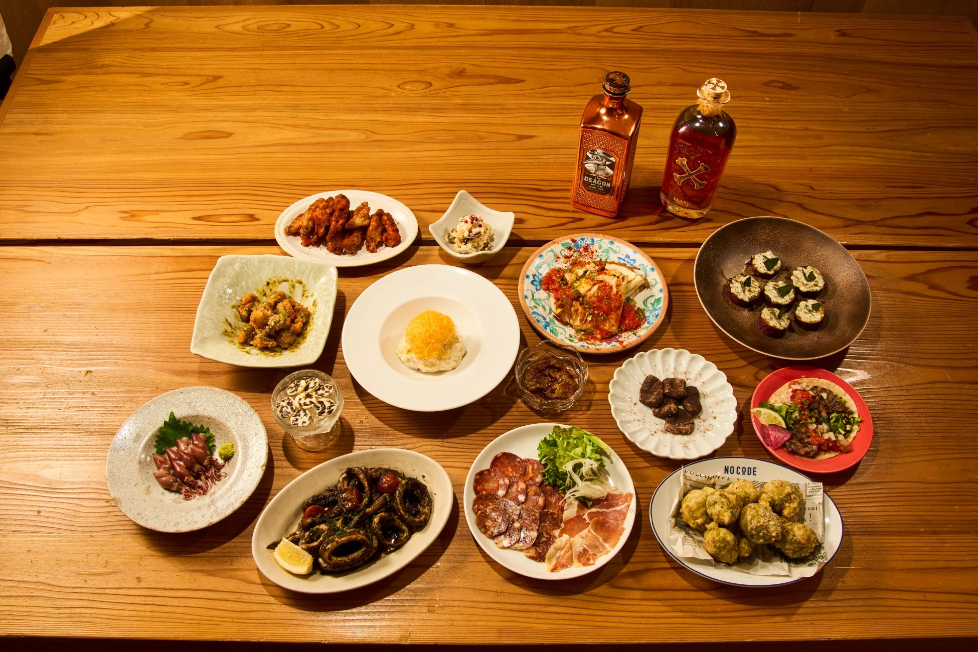 多様な料理が並べられたテーブル