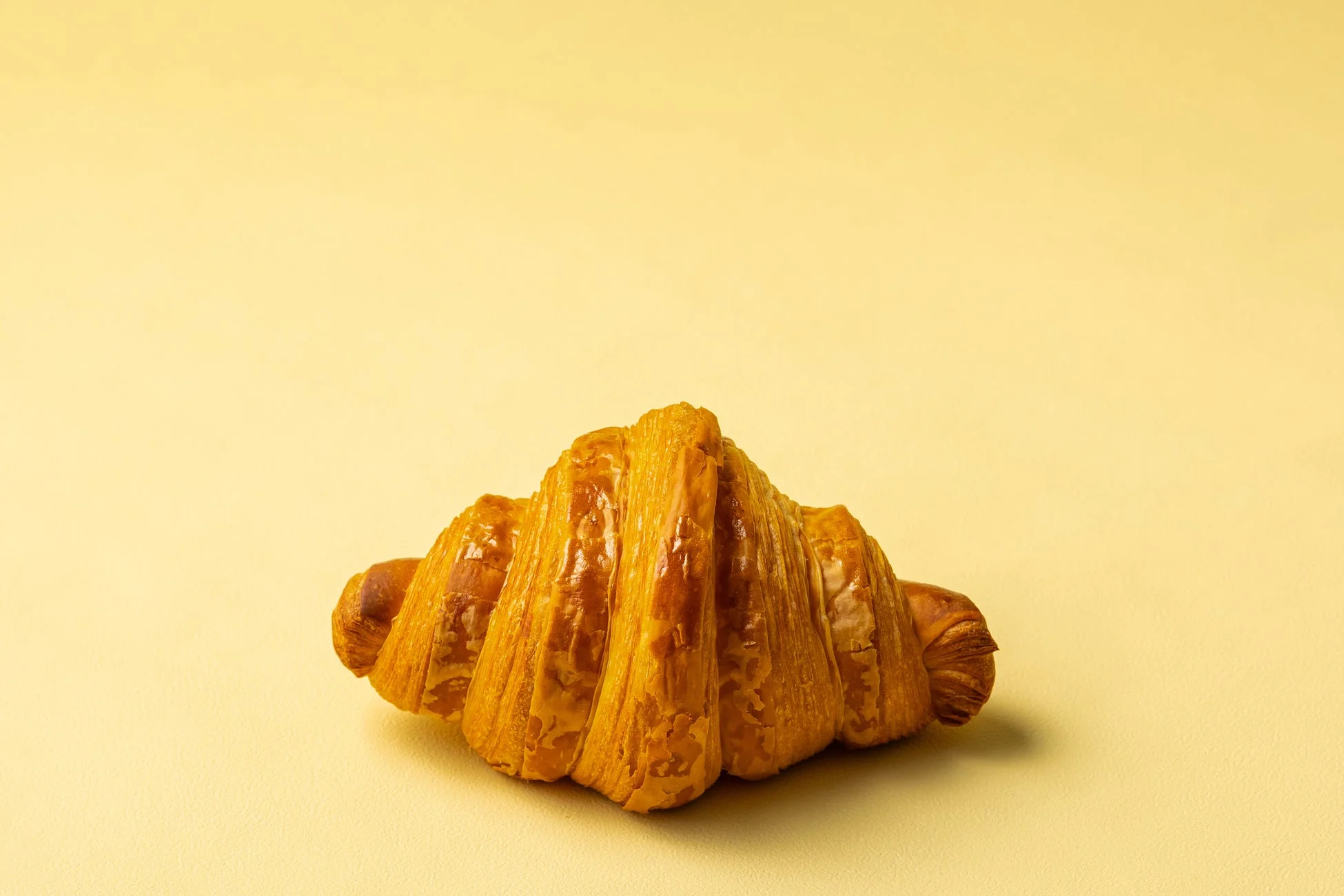 焼き色のついたサクサクのプレーンクロワッサン