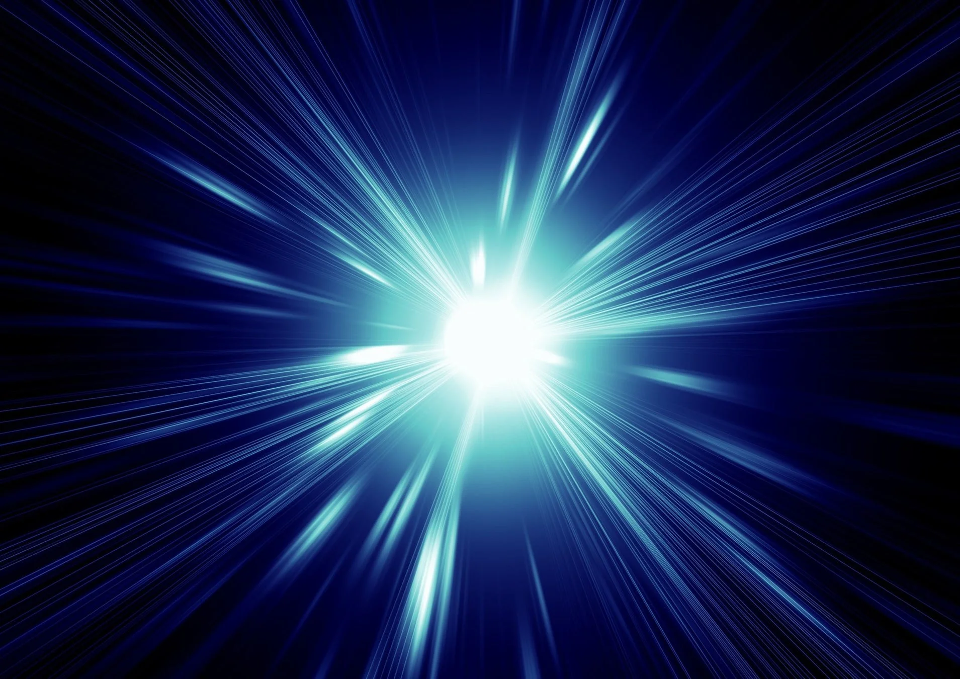 暗い背景の中央から、まばゆいばかりの白い光が放射状に広がり、青い光線が無数に伸びる抽象的な画像。
