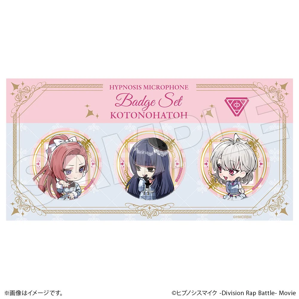 「HYPNOSIS MICROPHONE Badge Set KOTONOHATOH」というタイトルの3つの可愛らしいデフォルメされた女性キャラクターの缶バッジセット