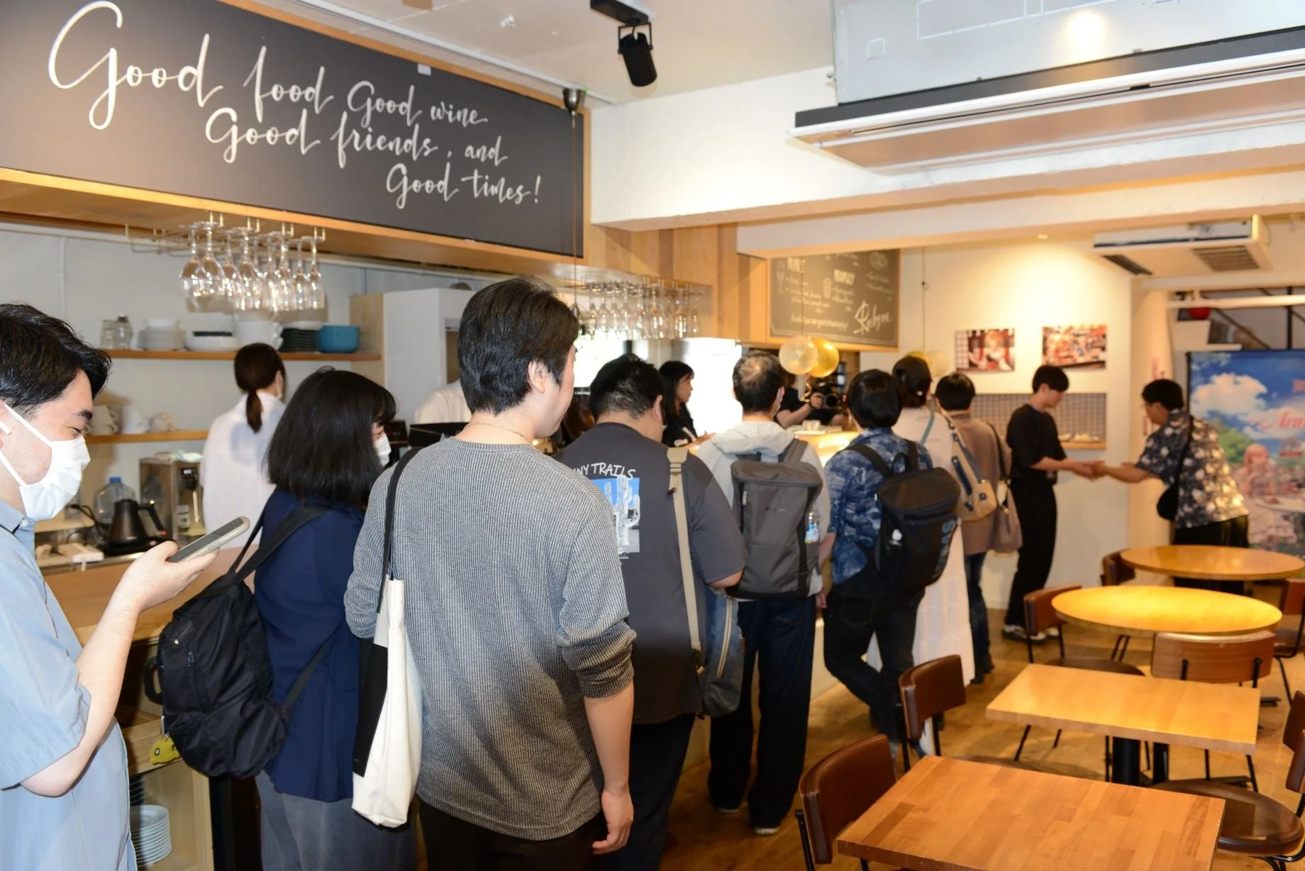 談笑する参加者たち1