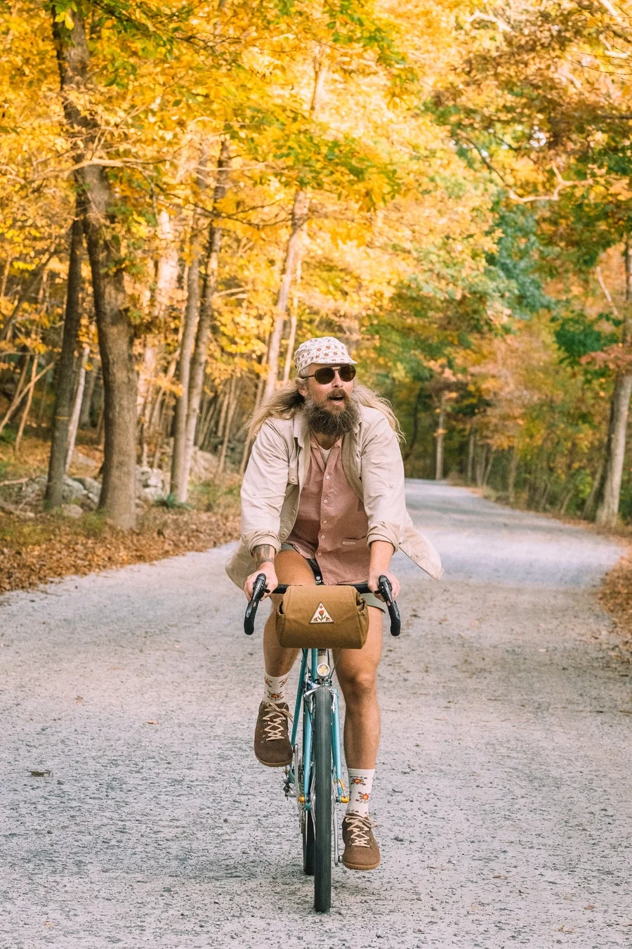 サイクリングを楽しむ男性