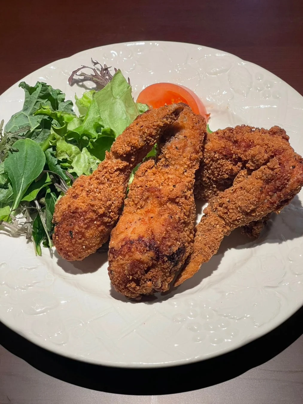 白い皿に盛られたフライドチキンとサラダ