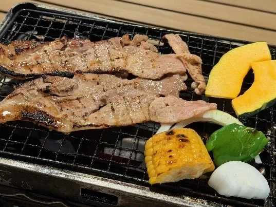 網の上で焼かれる肉と野菜