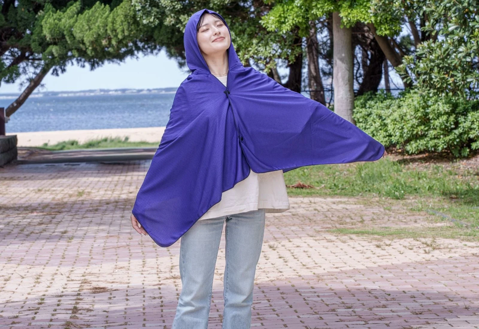 女性,公園,ビーチ,海辺,日差し,ポンチョ,ケープ,紫色