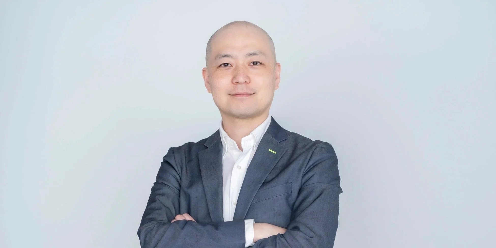 日本人男性、ビジネスマン、スーツ、笑顔、腕組み、ポートレート、白背景、プロフェッショナル、アジア人