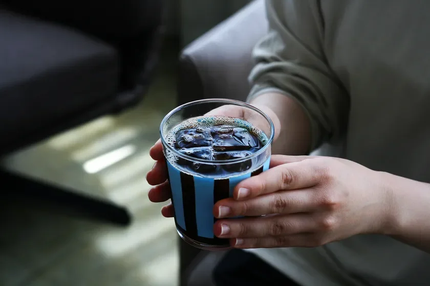 アイスコーヒーを持つ手