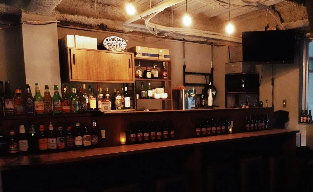 KOBUSHI BEER LOUNGE & BARの落ち着いた雰囲気の店内