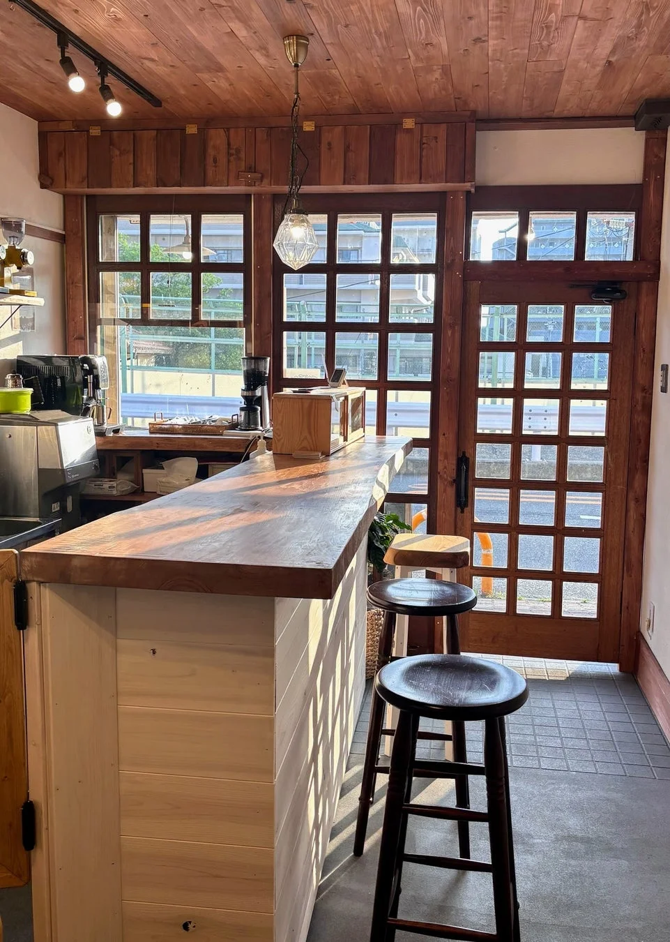 木の温もりが感じられるカフェの店内