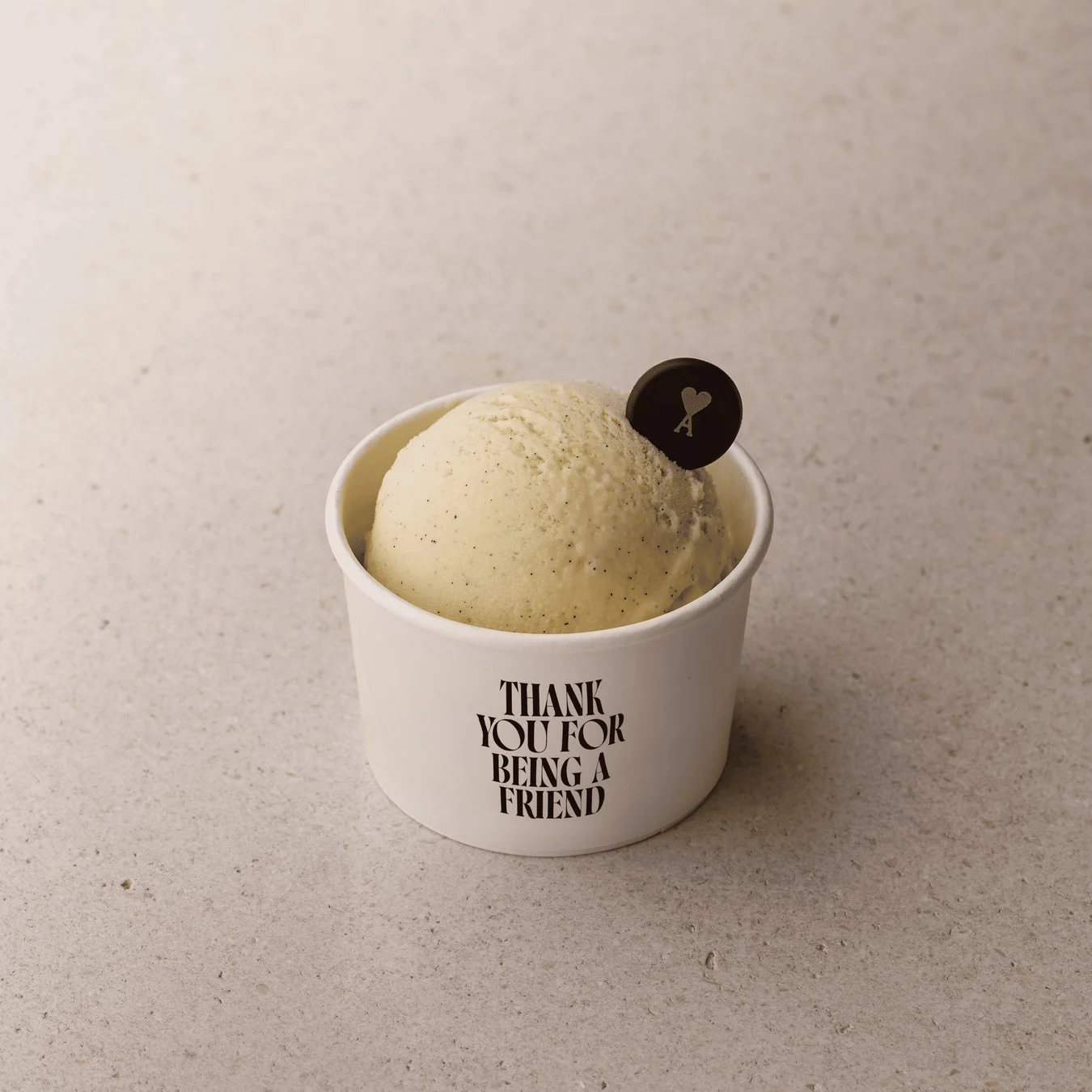 カップに入ったバニラアイスクリーム
