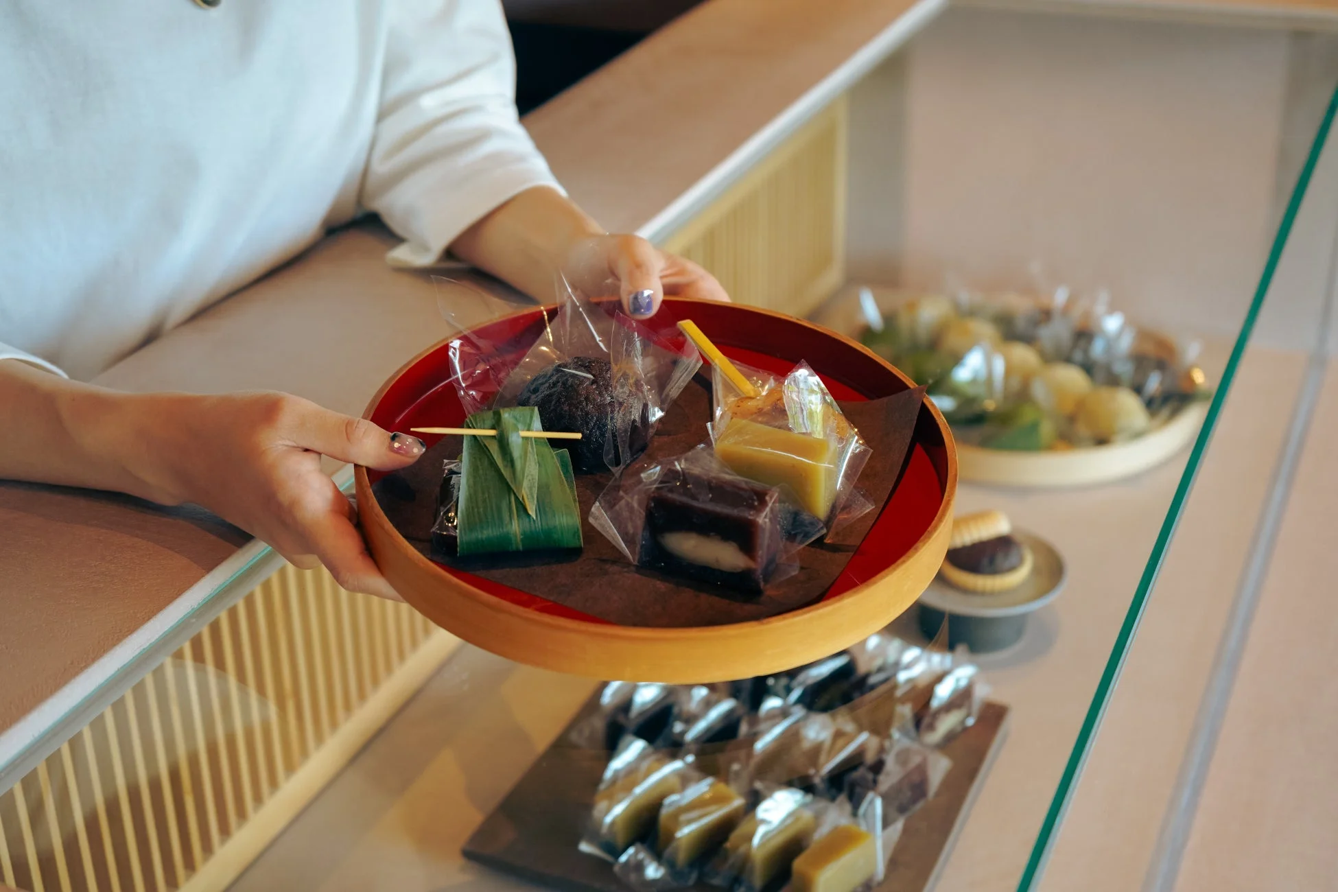 お盆に並べられた和菓子