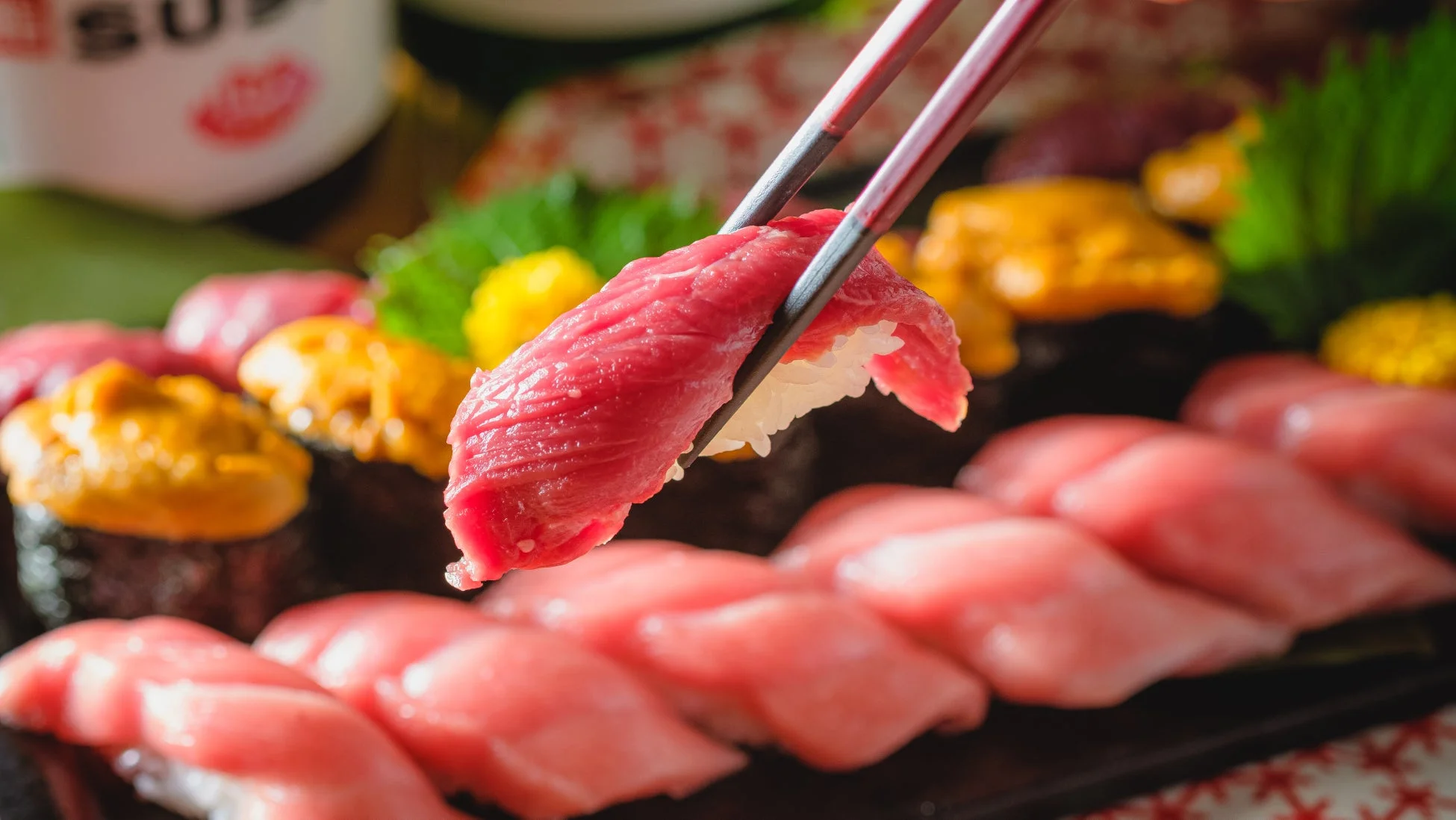 箸でつまみ上げられたマグロの握り