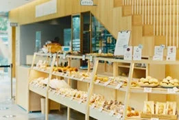 明るく清潔感のあるパン屋の店内風景