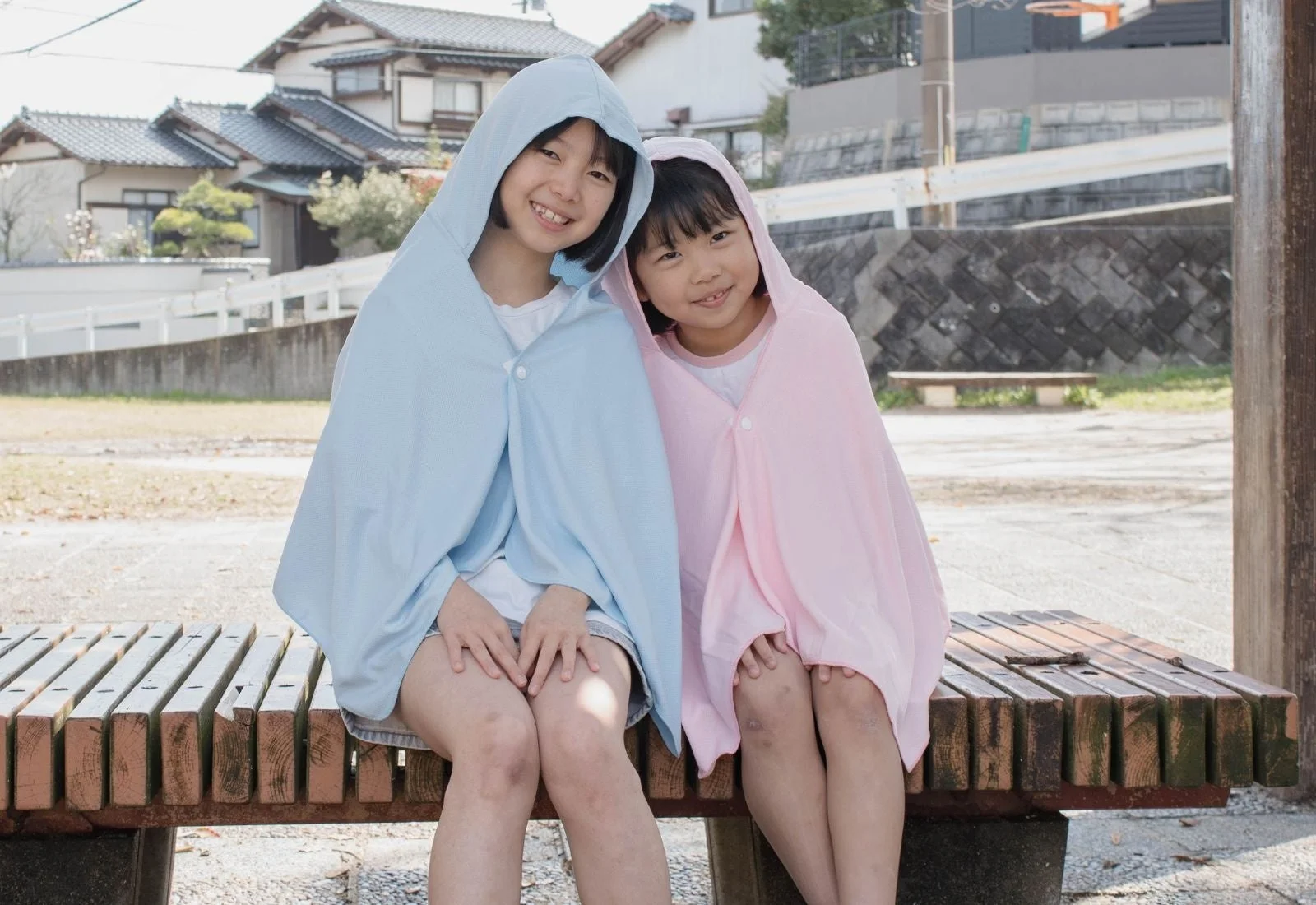 子供,女の子,姉妹,友達,笑顔,ポンチョ,ケープ,公園,ベンチ