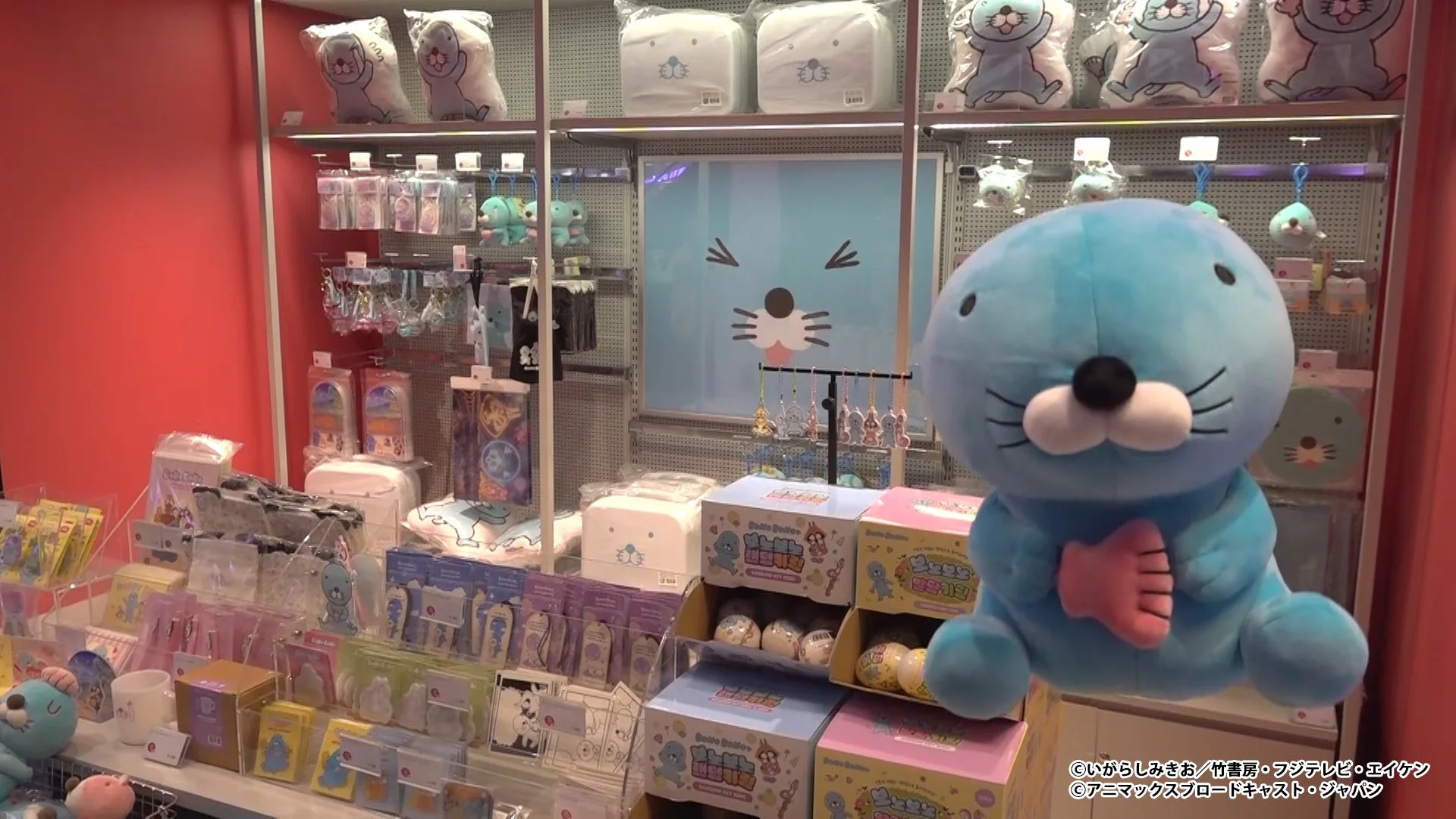 人気キャラクター「ぼのぼの」のグッズが並ぶ店内の様子