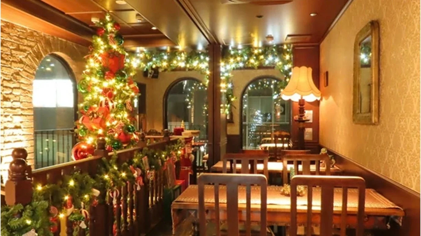 クリスマスデコレーションで飾られた「Dining&bar Tree」の店内