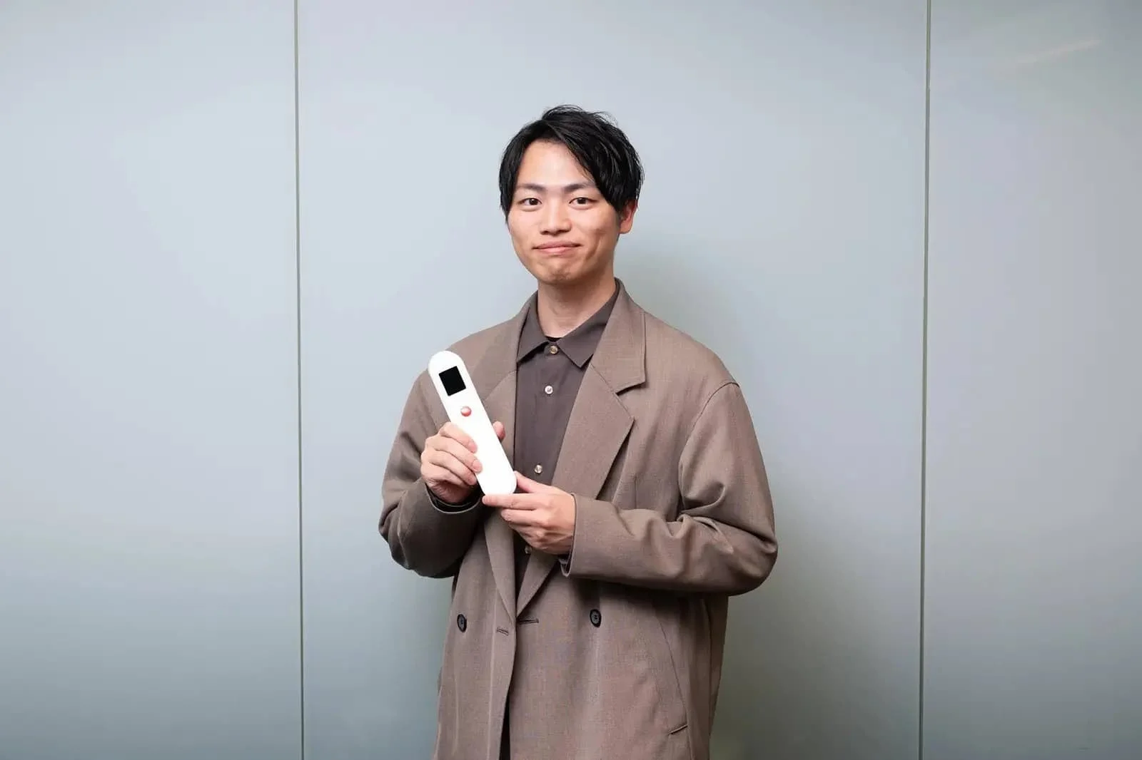 男性がirodoriのようなデバイスを持つ