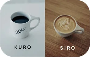 白と黒の背景にそれぞれ置かれた2つのコーヒーカップ