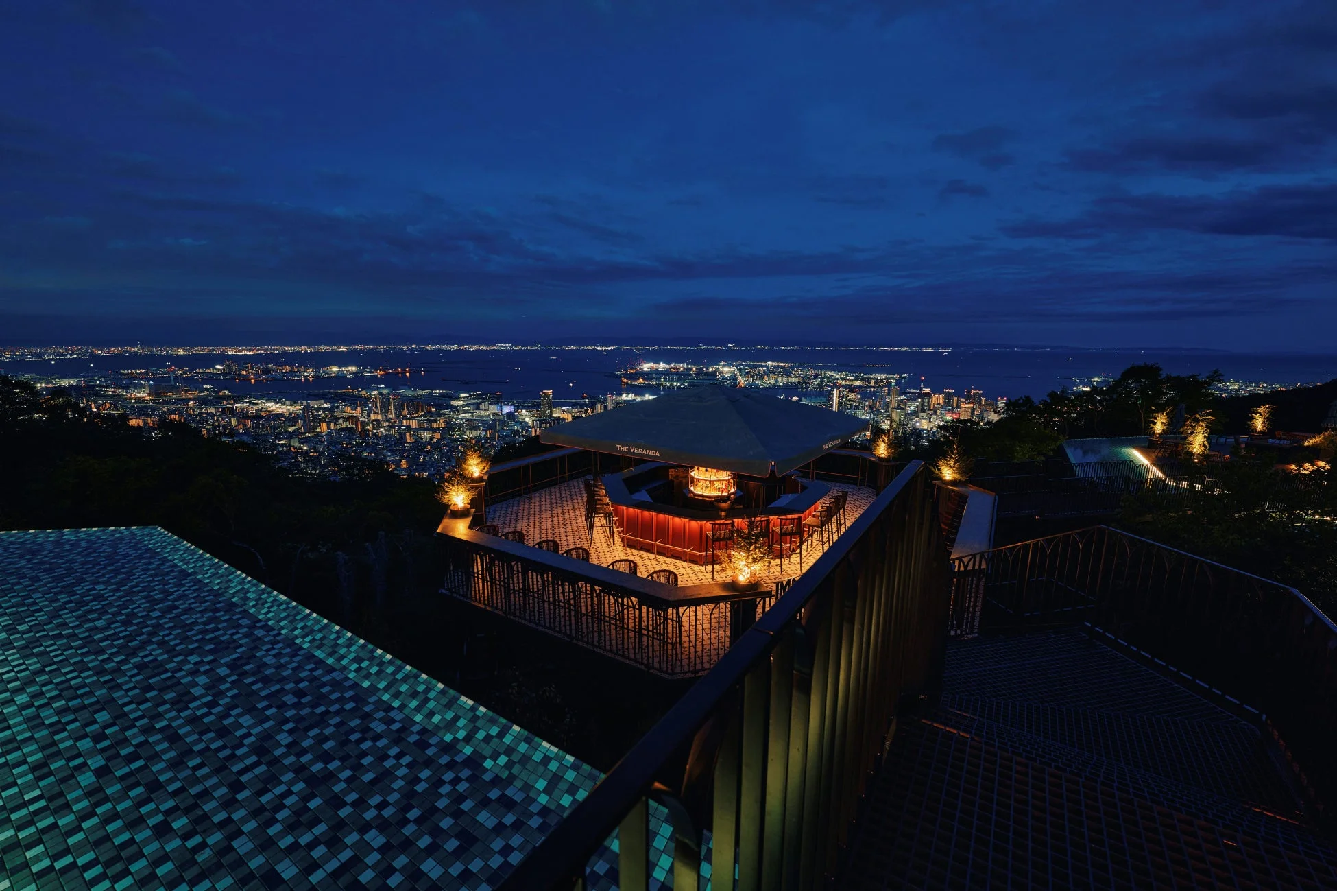 夜景を眺めるスカイバー