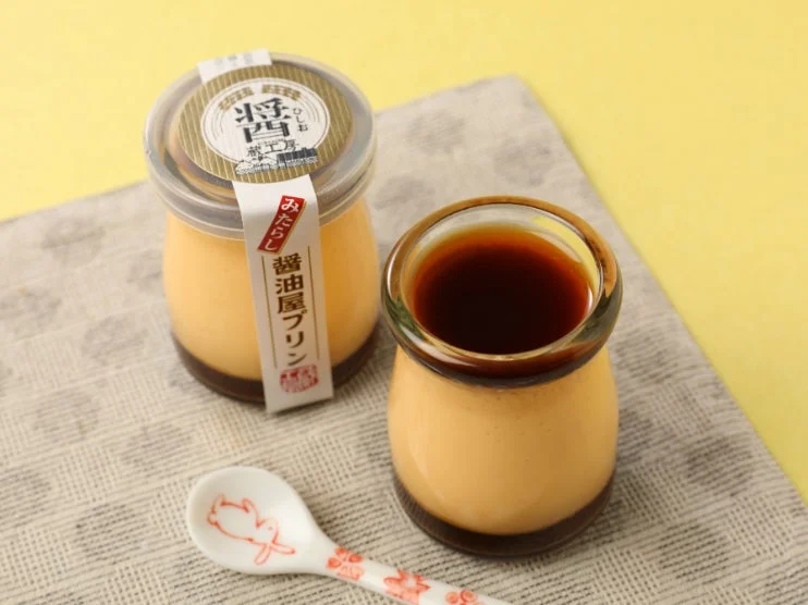 「みたらし醤油屋プリン」と書かれた2つのプリンが写っています。