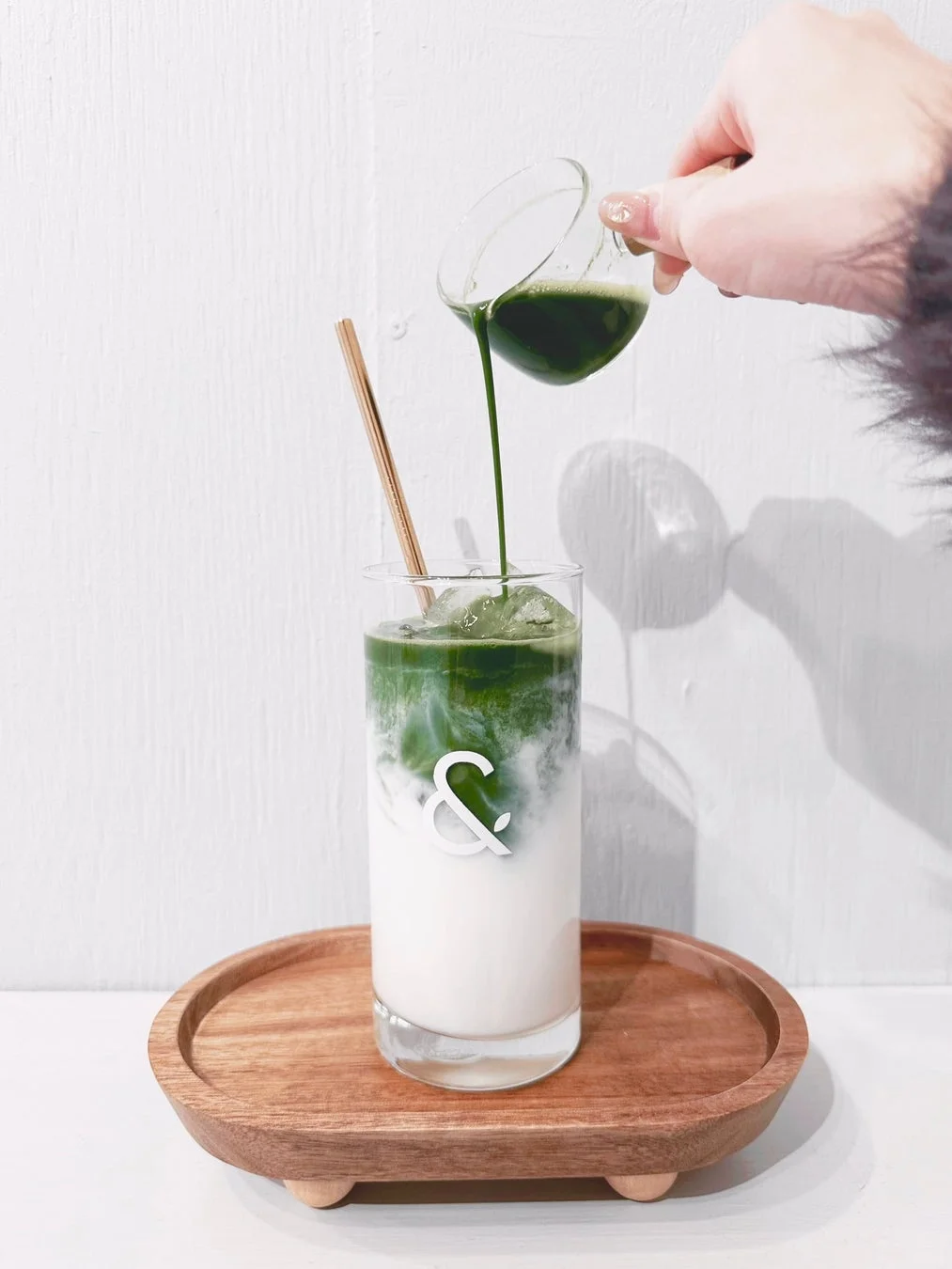 グラスに抹茶を注ぐ様子