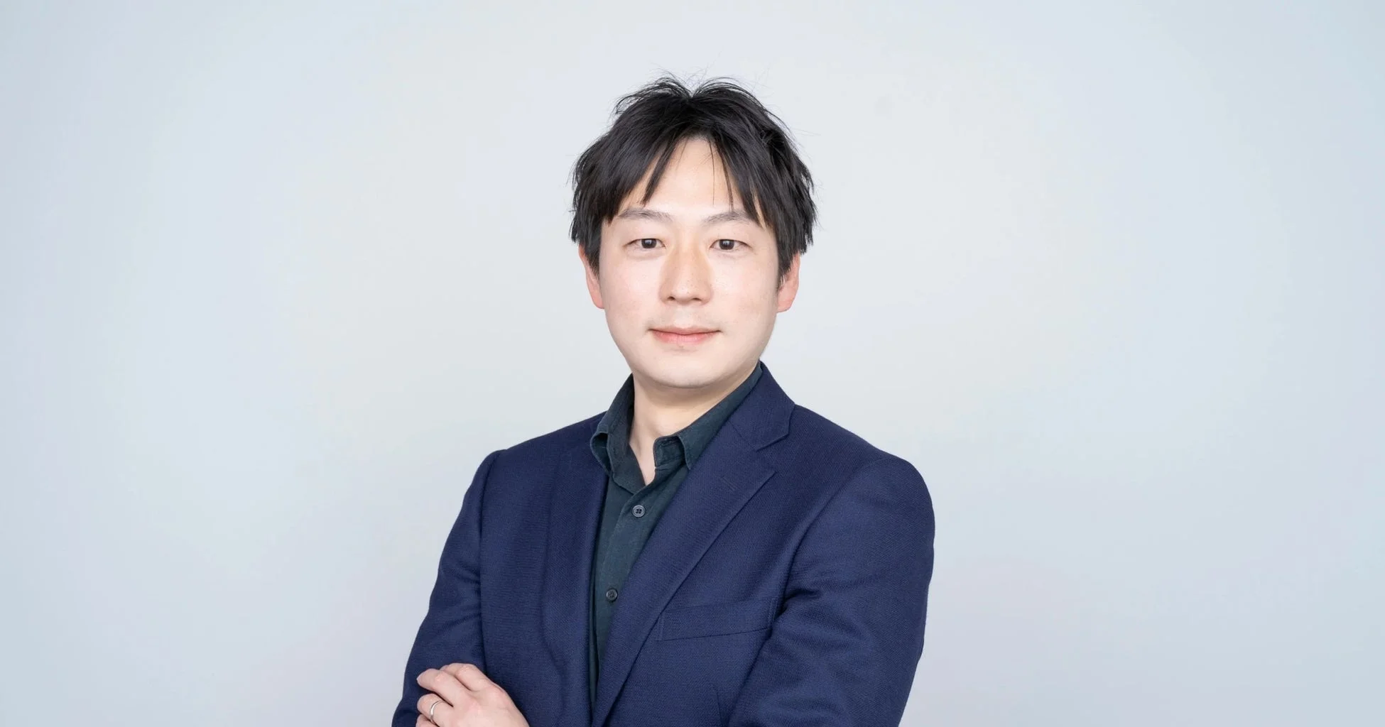男性、ビジネスマン、ポートレート、スーツ、アジア人、正面、白背景、プロフェッショナル、真面目、笑顔