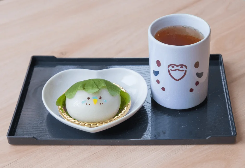 「ピコの視線」まんまるのお顔がのぞいてる柏餅
