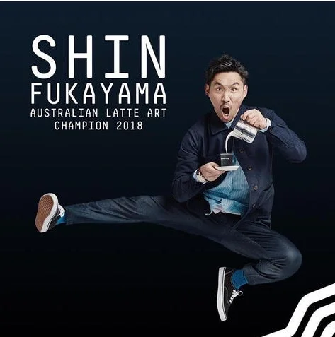 オーストラリアのラテアートチャンピオンであるSHIN FUKAYAMA氏が、宙に浮きながらコーヒーを淹れる躍動感あふれるポートレートです。