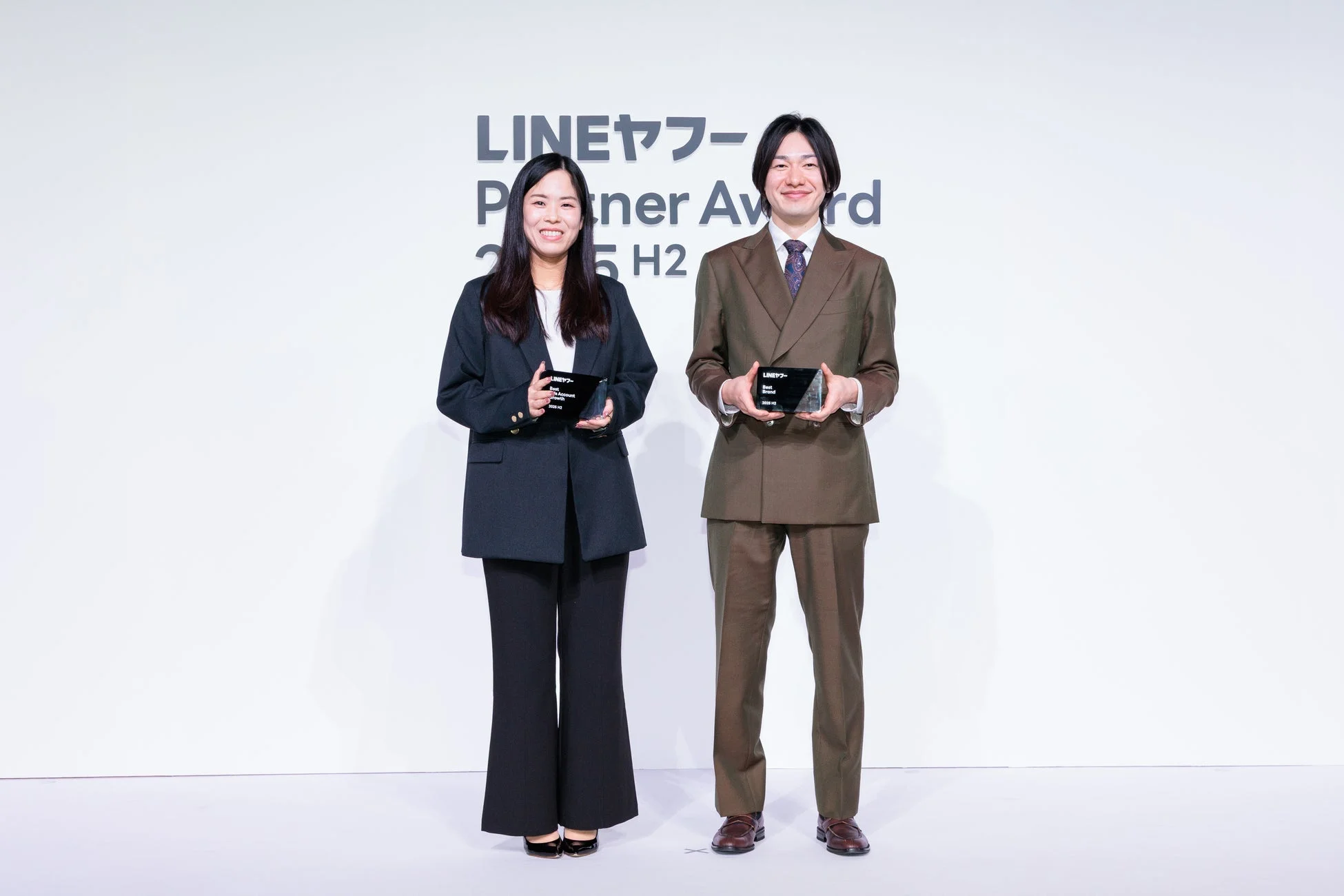 LINEヤフー Partner Award 2023 H2で表彰された男女2人の記念撮影