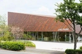 JINS' PARKの木目調のモダンな外観