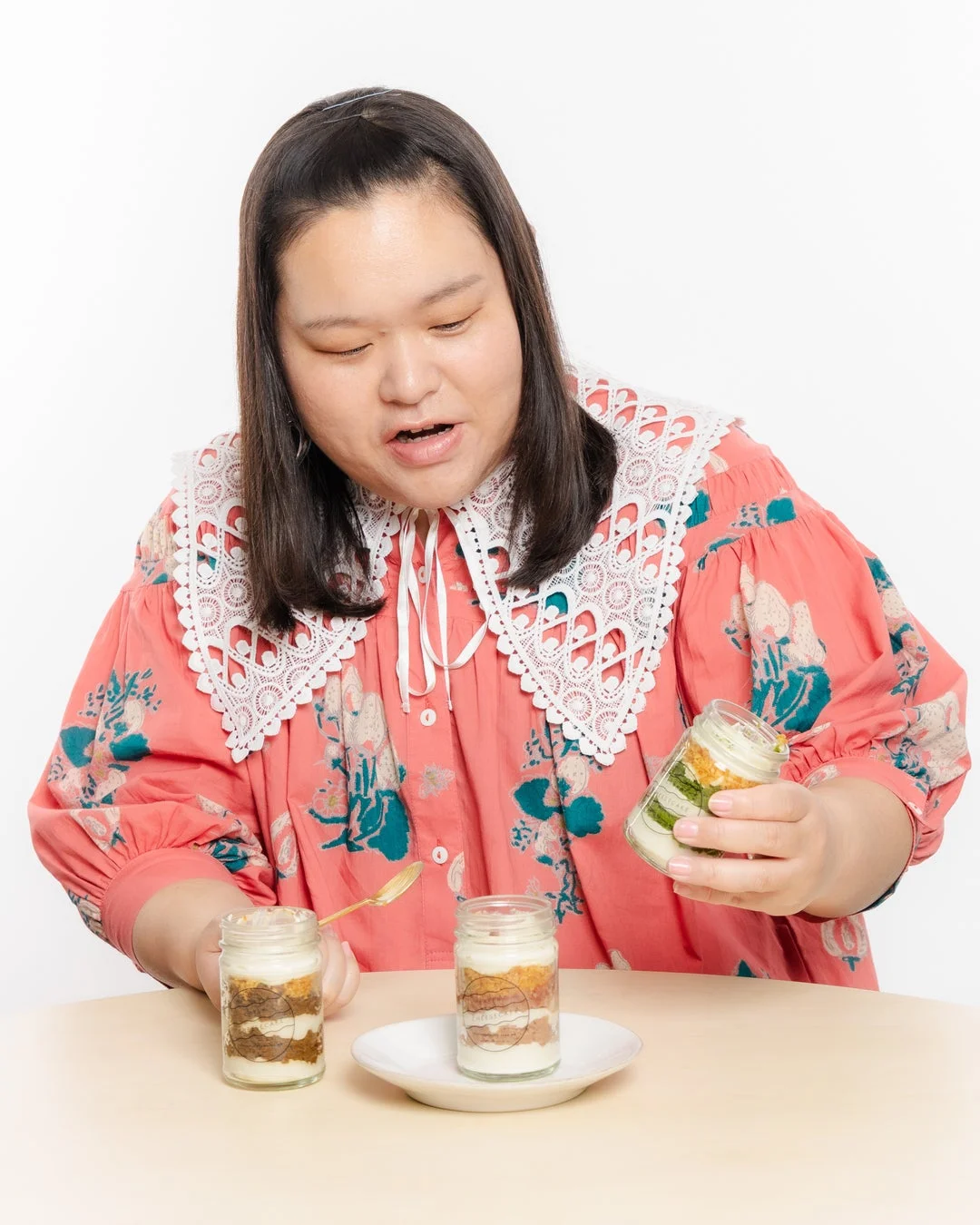 レイヤーチーズケーキを見る田辺さん