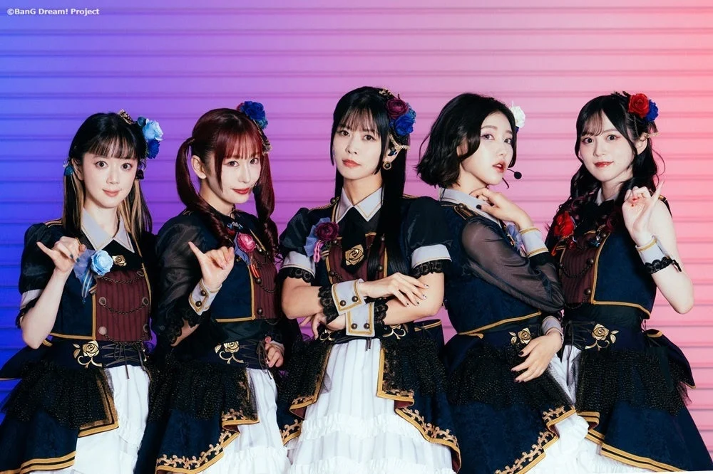 Poppin'PartyとRoseliaのメンバーが笑顔でポーズ