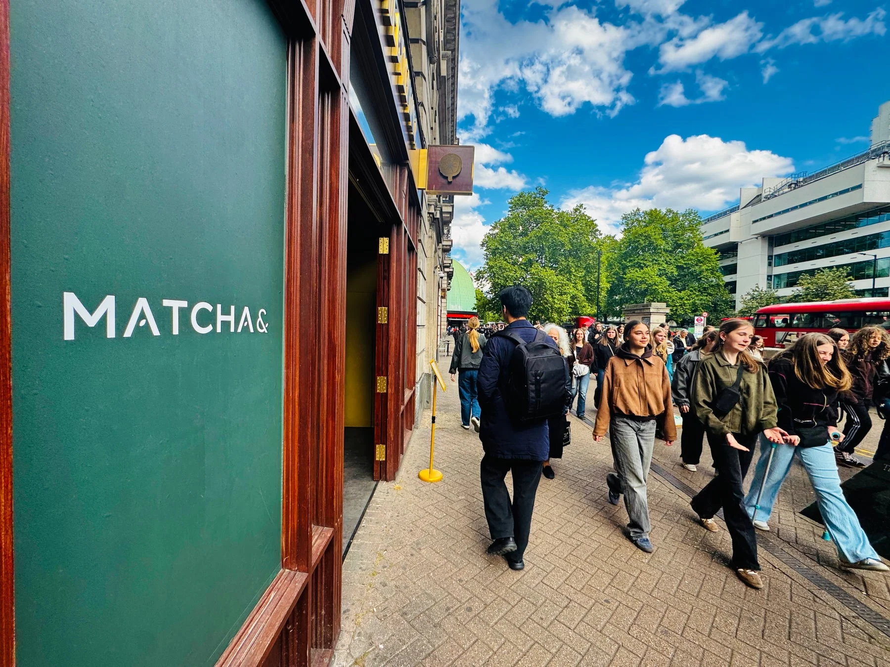 ロンドンの街角にあるMATCHA&の店舗
