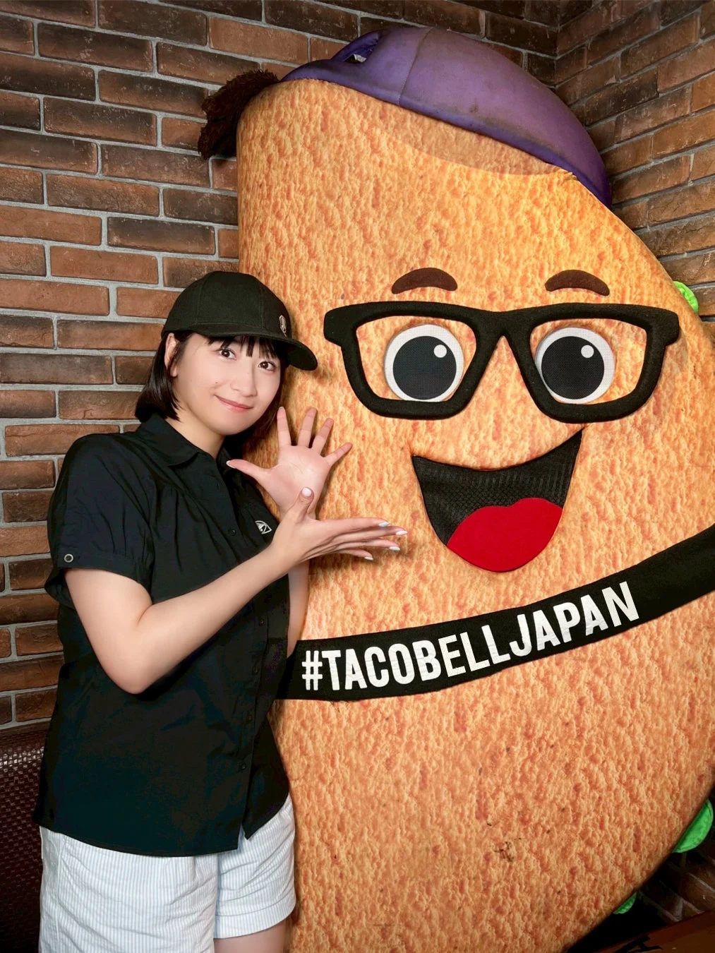 榎原依那さんがタコベルのマスコットと笑顔でポーズ