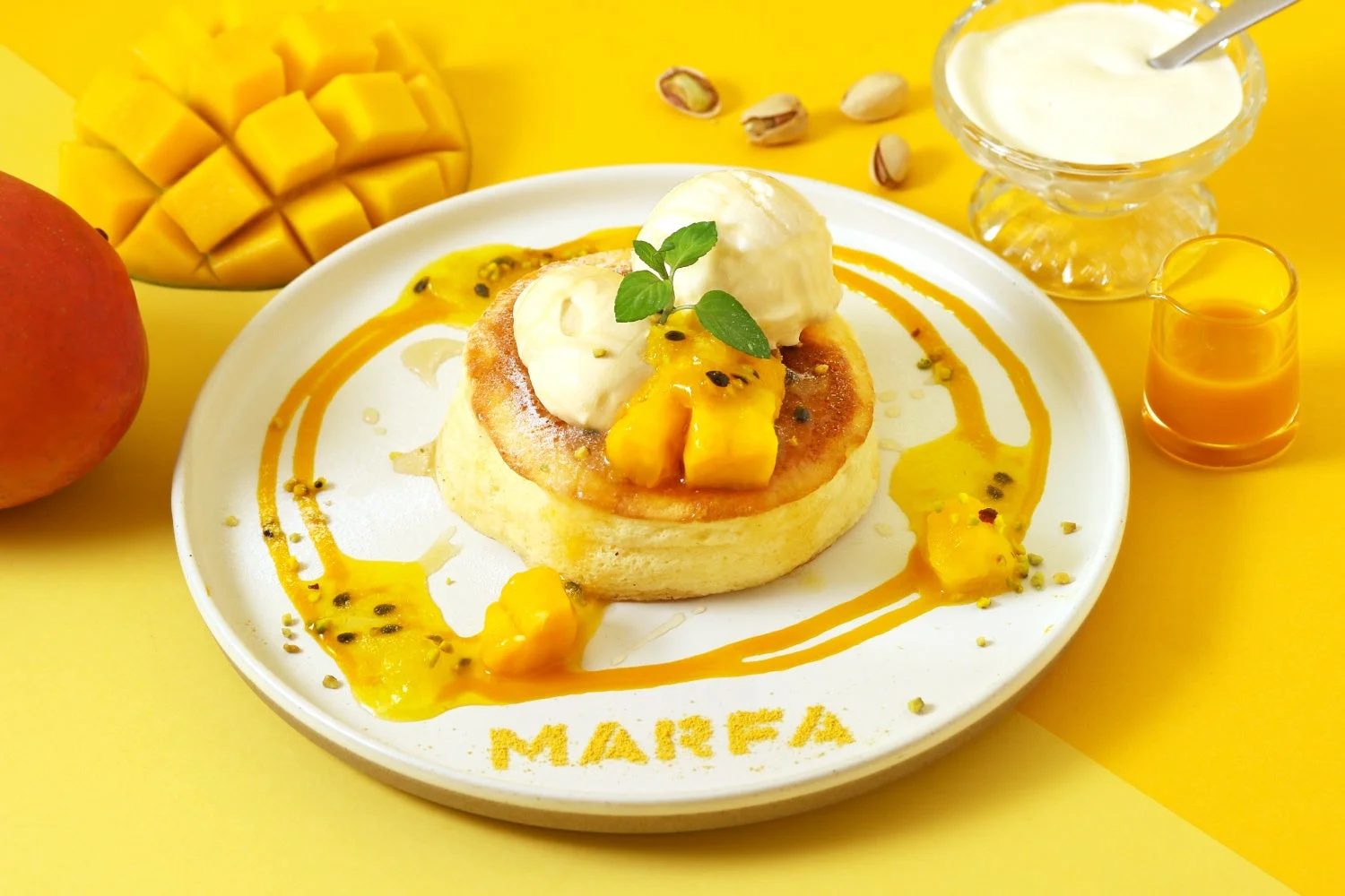 トロピカルマンゴーとパッションフルーツのパンケーキ