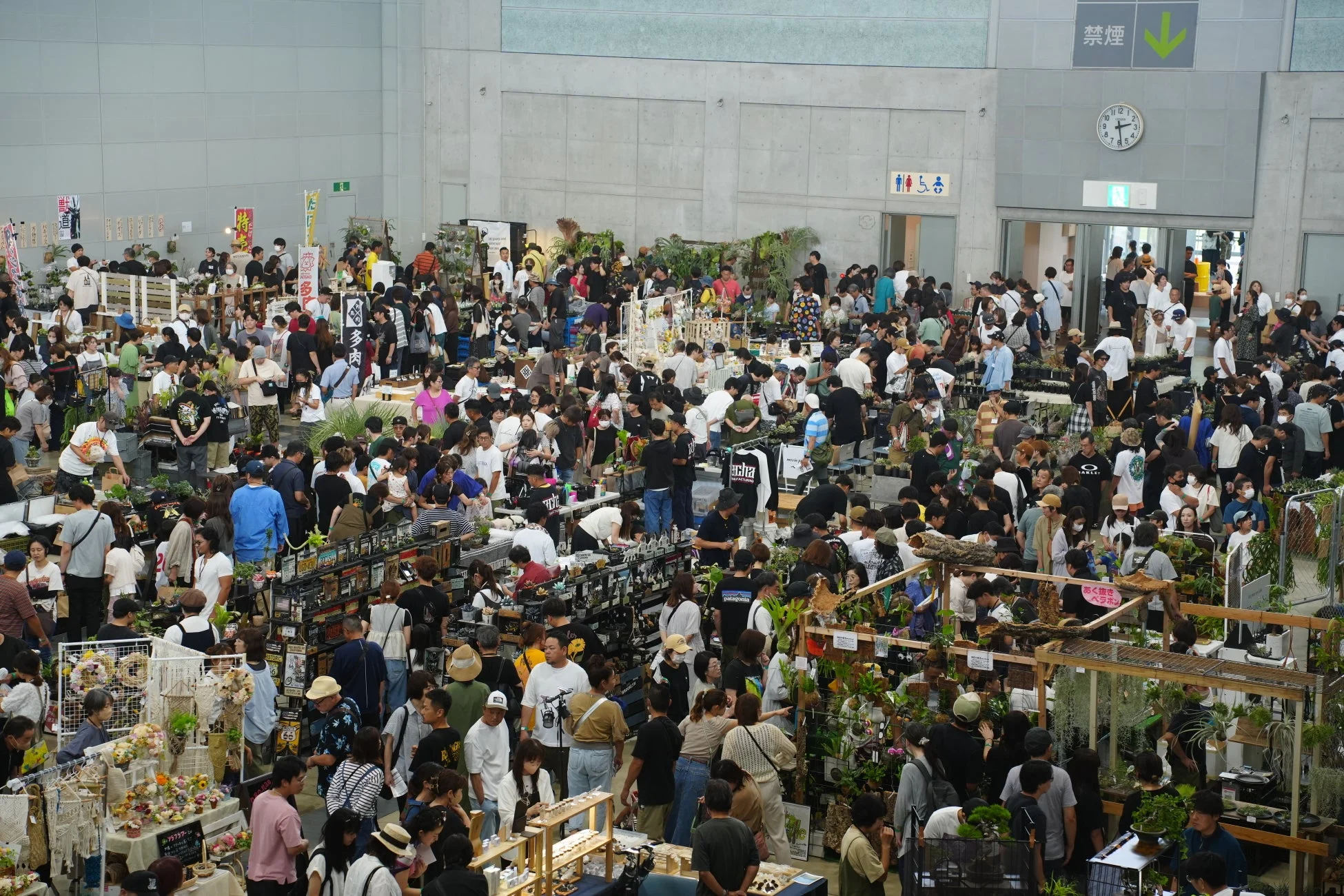 大勢の人々で賑わう屋内イベントの様子