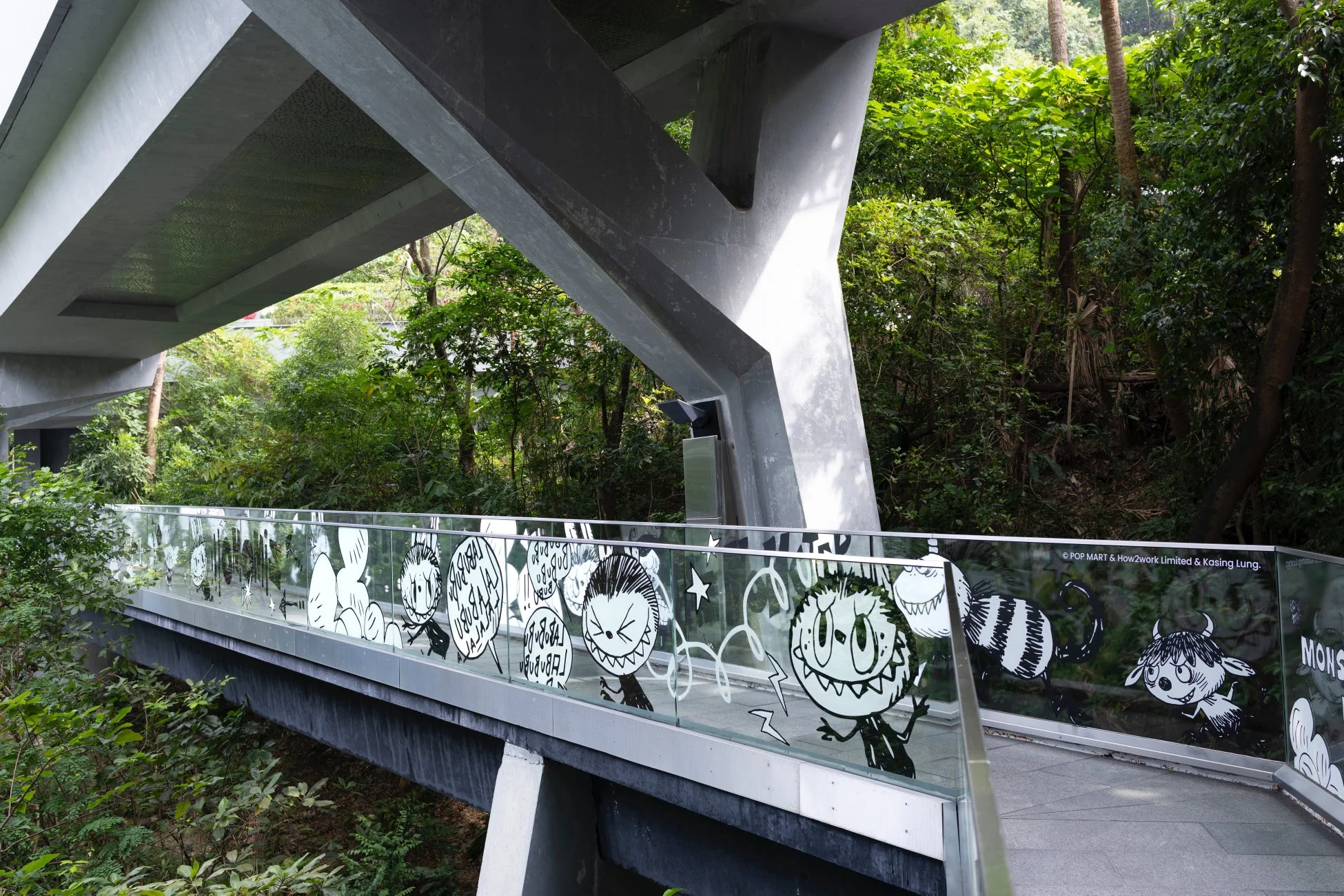 LABUBUたち（歩道橋）