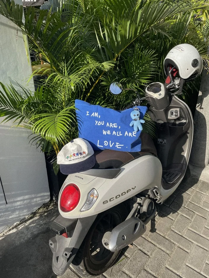 白いホンダのスクーピーとBLUELUEのアイテム