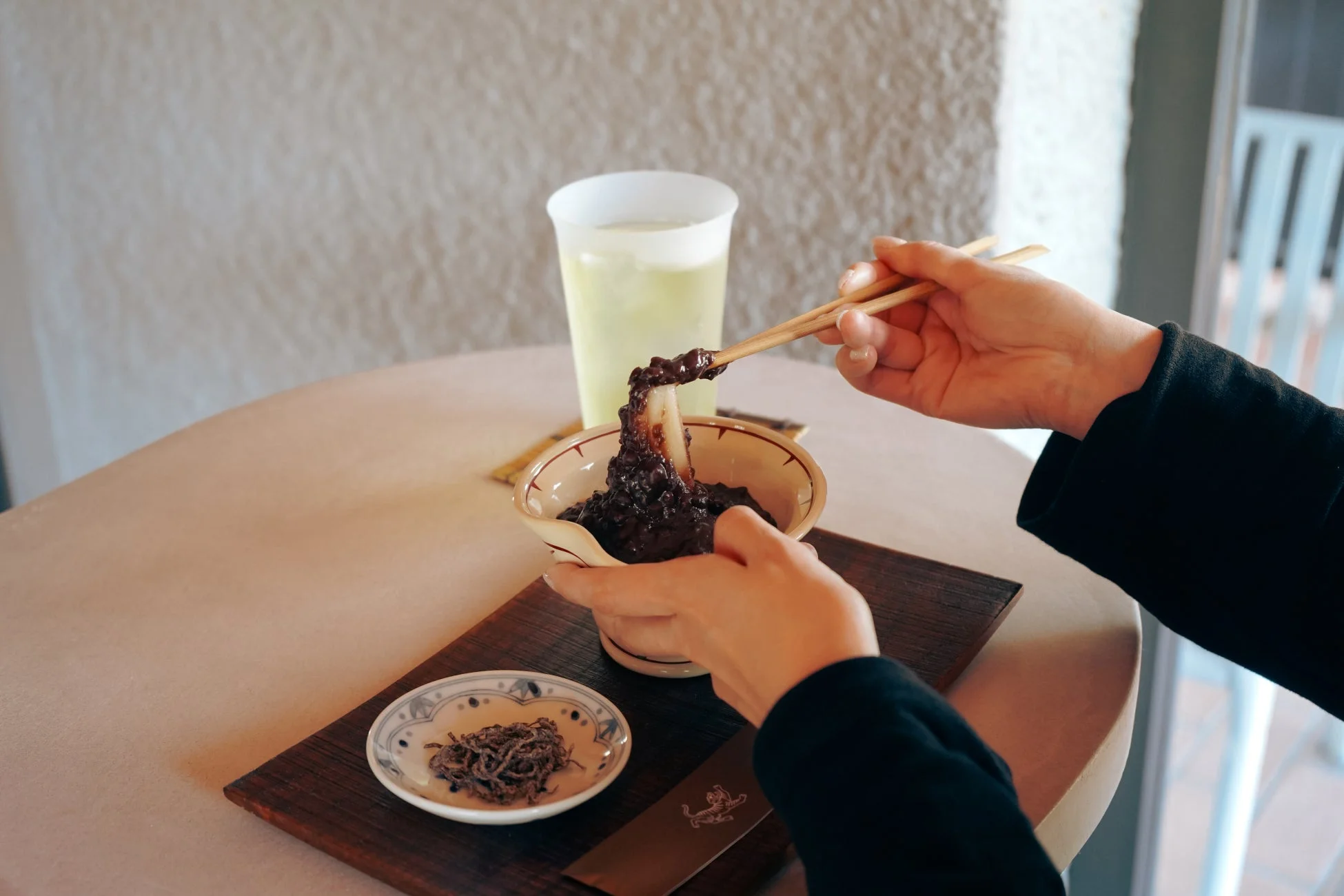 あんこ餅を食べる様子