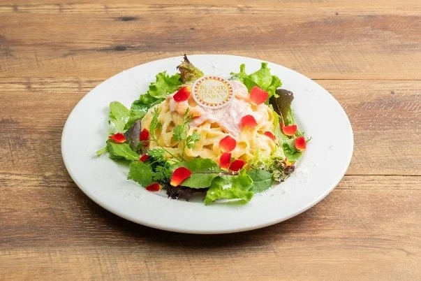 クリームパスタとサラダ