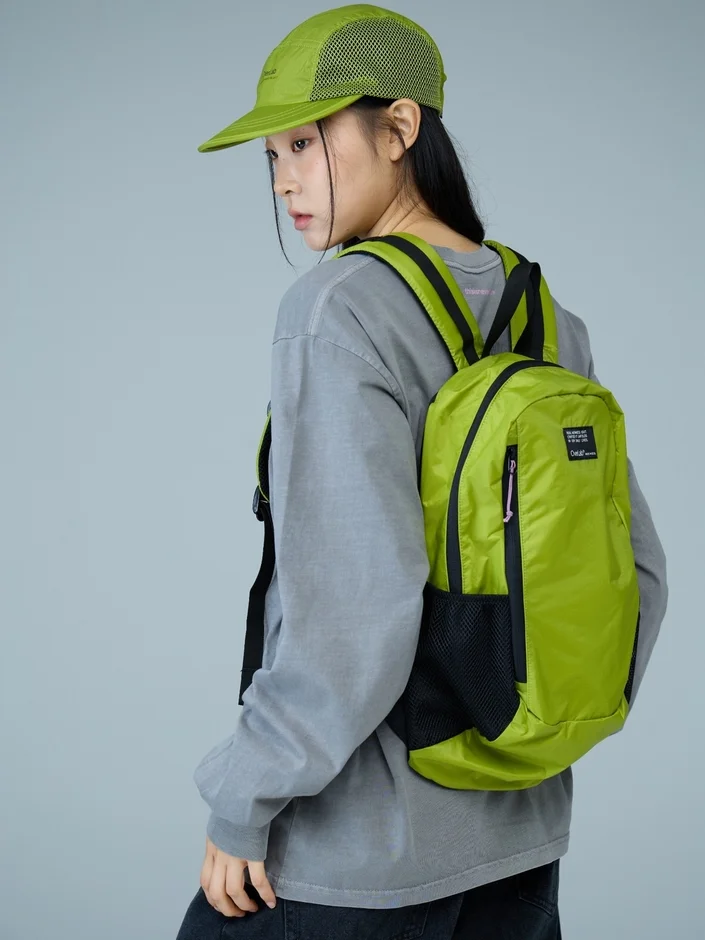 OverLabのキャップとバックパックを着用した女性