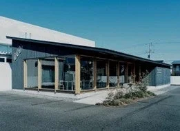モダンな平屋の建物
