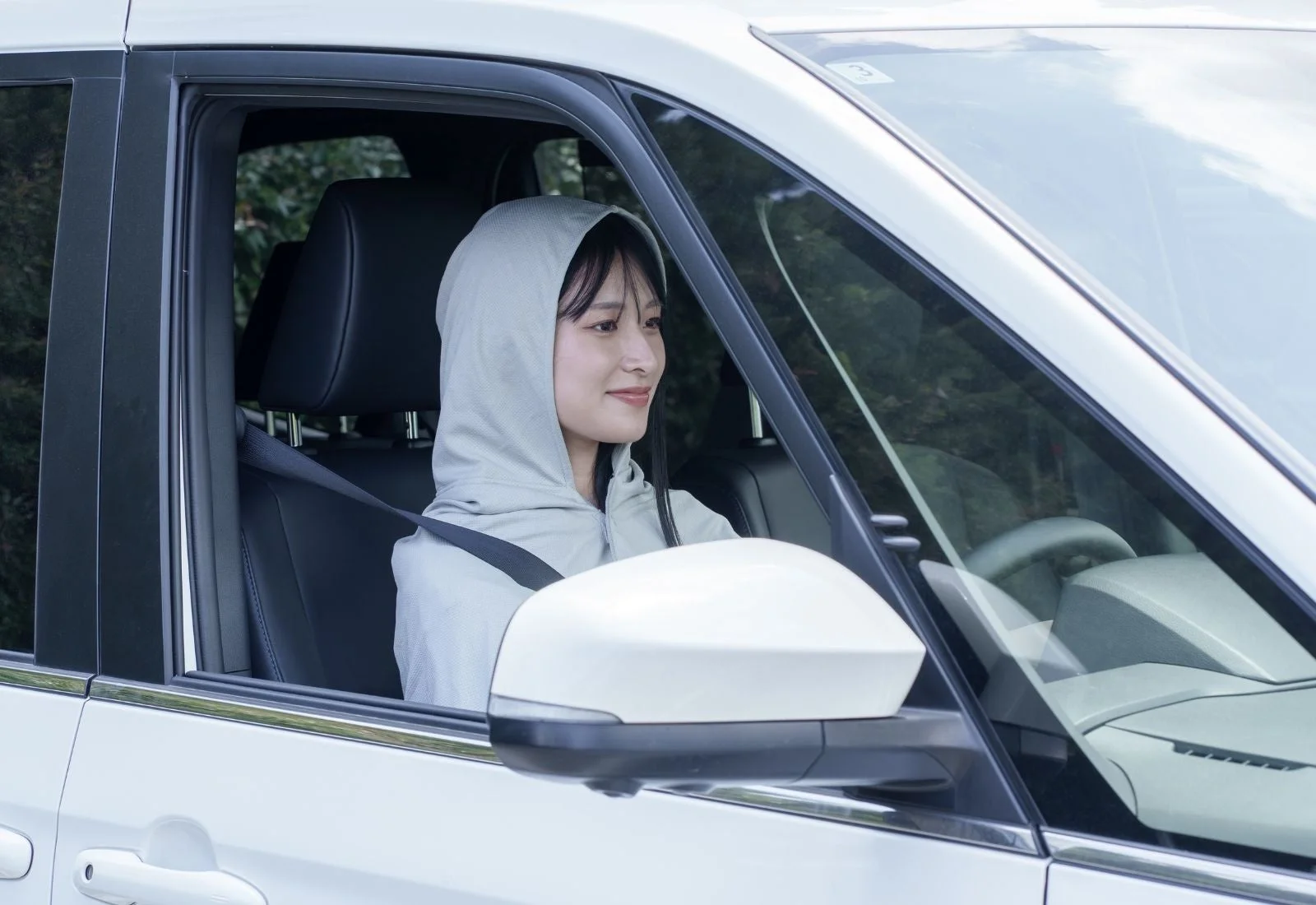 女性,ドライブ,車,運転,笑顔,パーカー