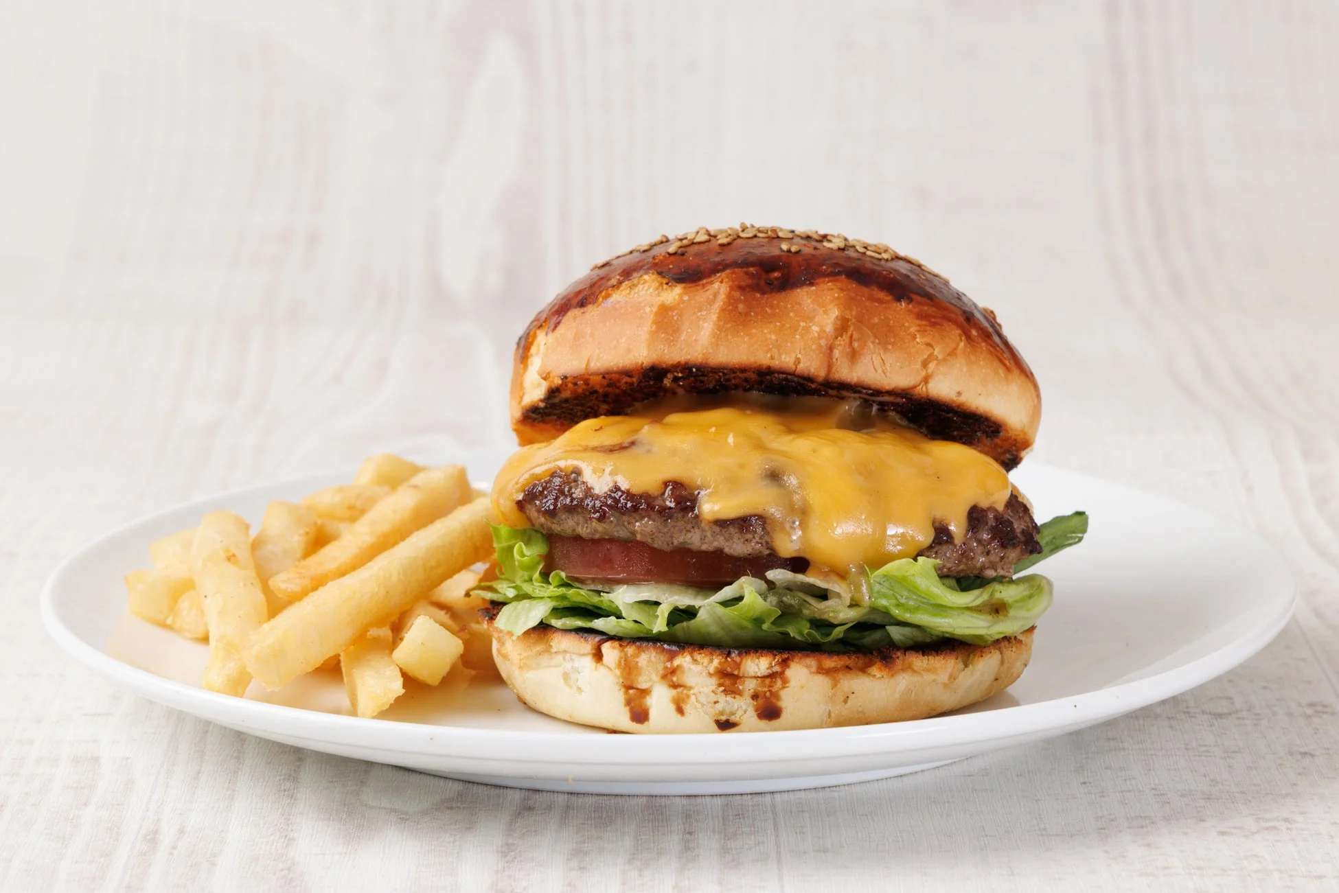 チーズバーガーとフライドポテト