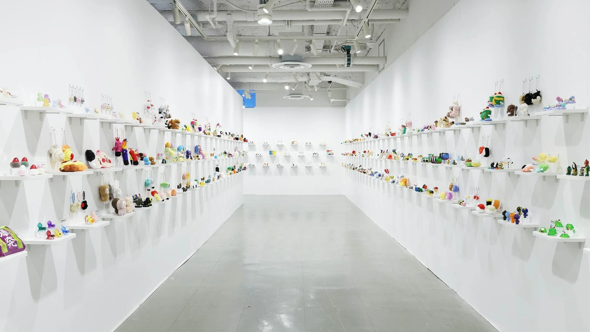 歴代200点以上のカプセル商品の展示風景