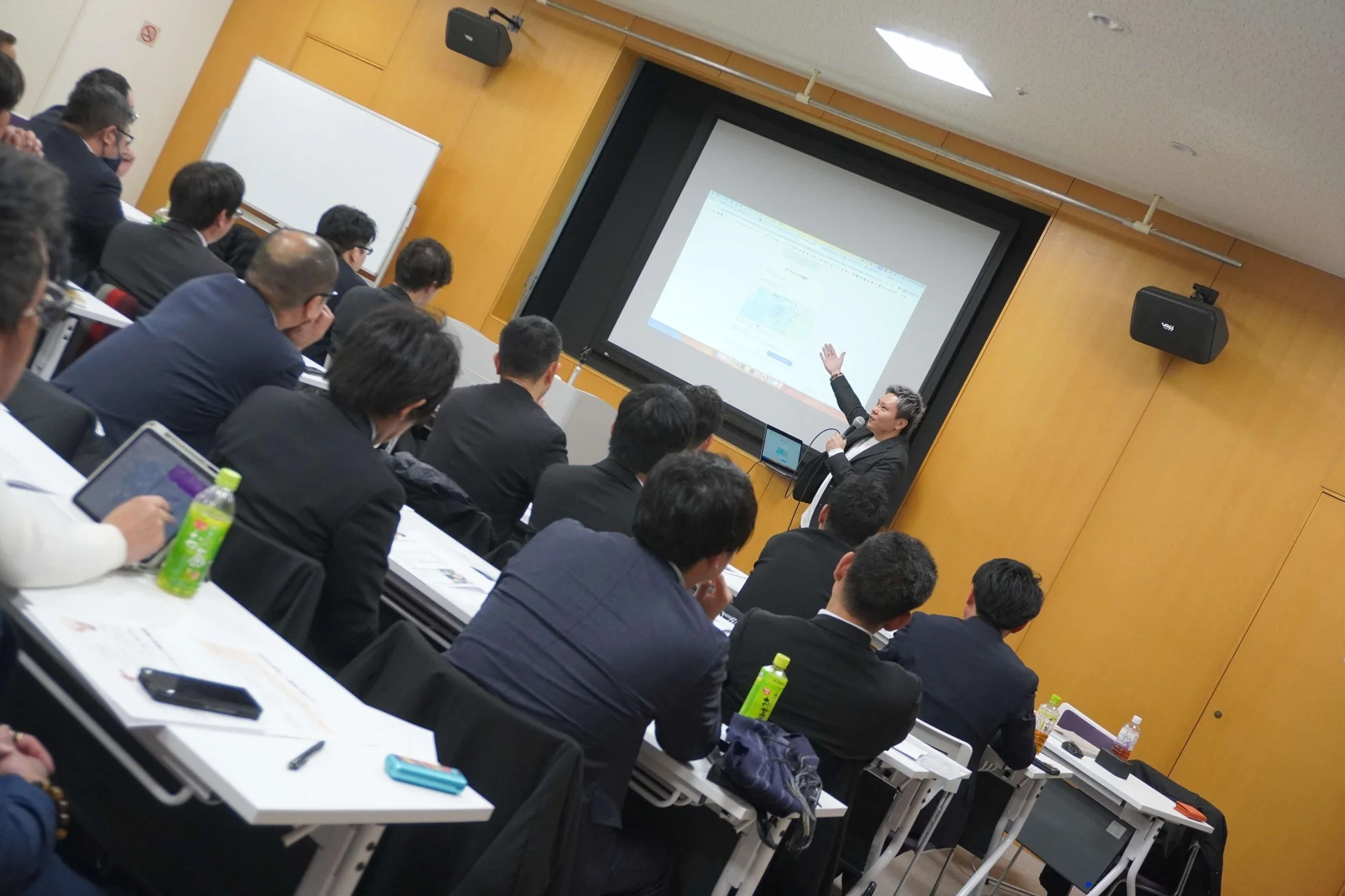 会議室でのプレゼン風景
