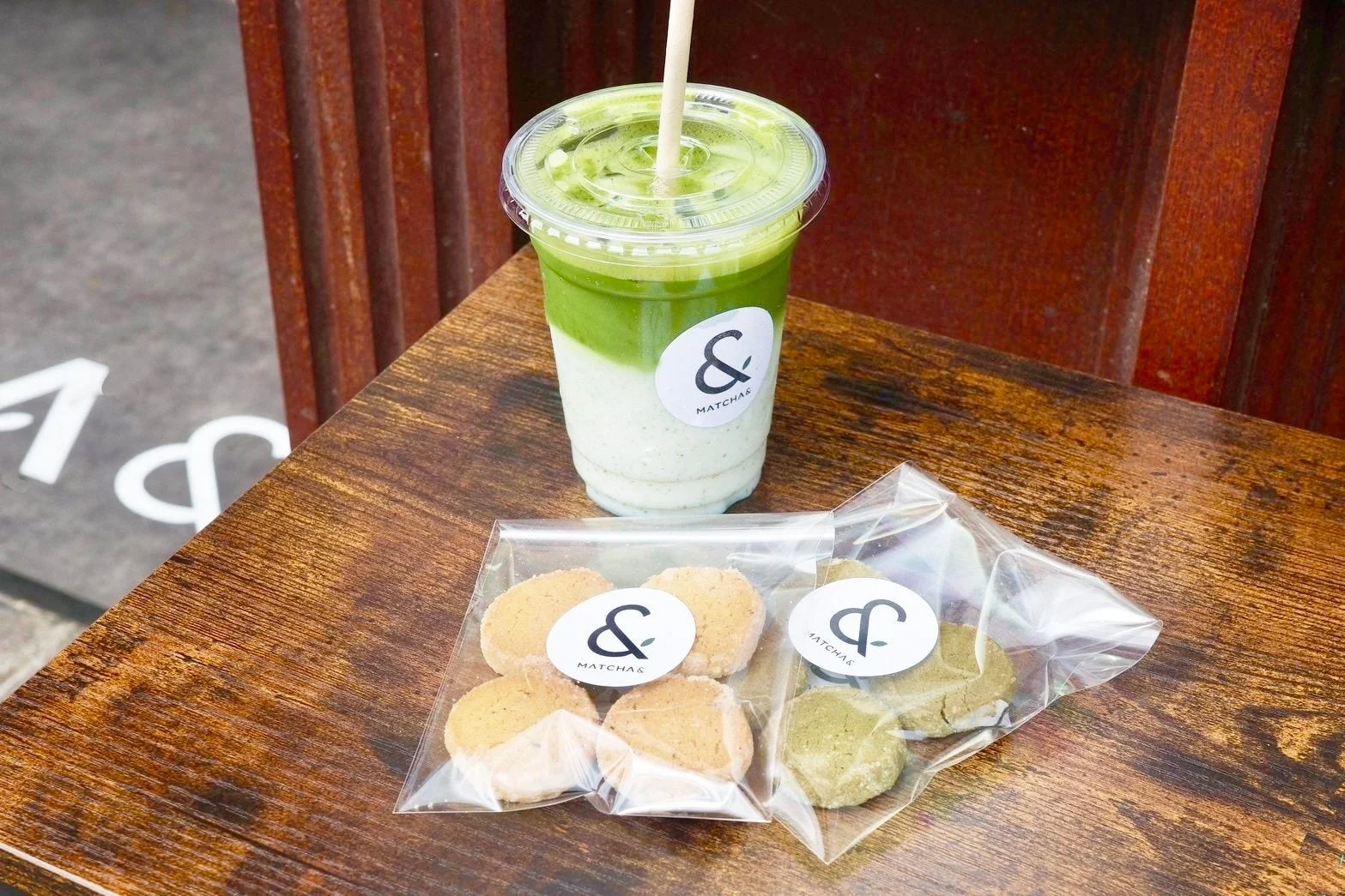 抹茶ドリンクと抹茶クッキー